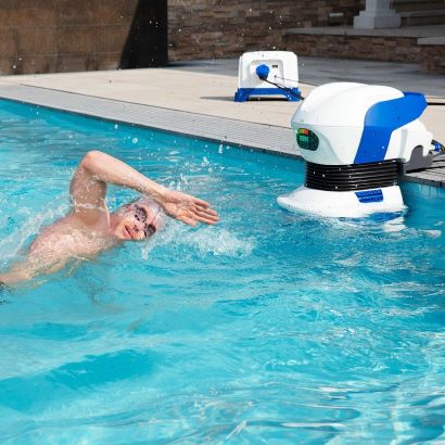 man-swimming-in-pool-with-swimfinity-training-machine