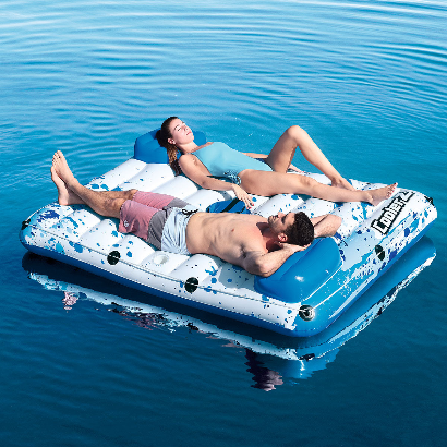 couple-relaxng-on-bestway-lazy-lounger